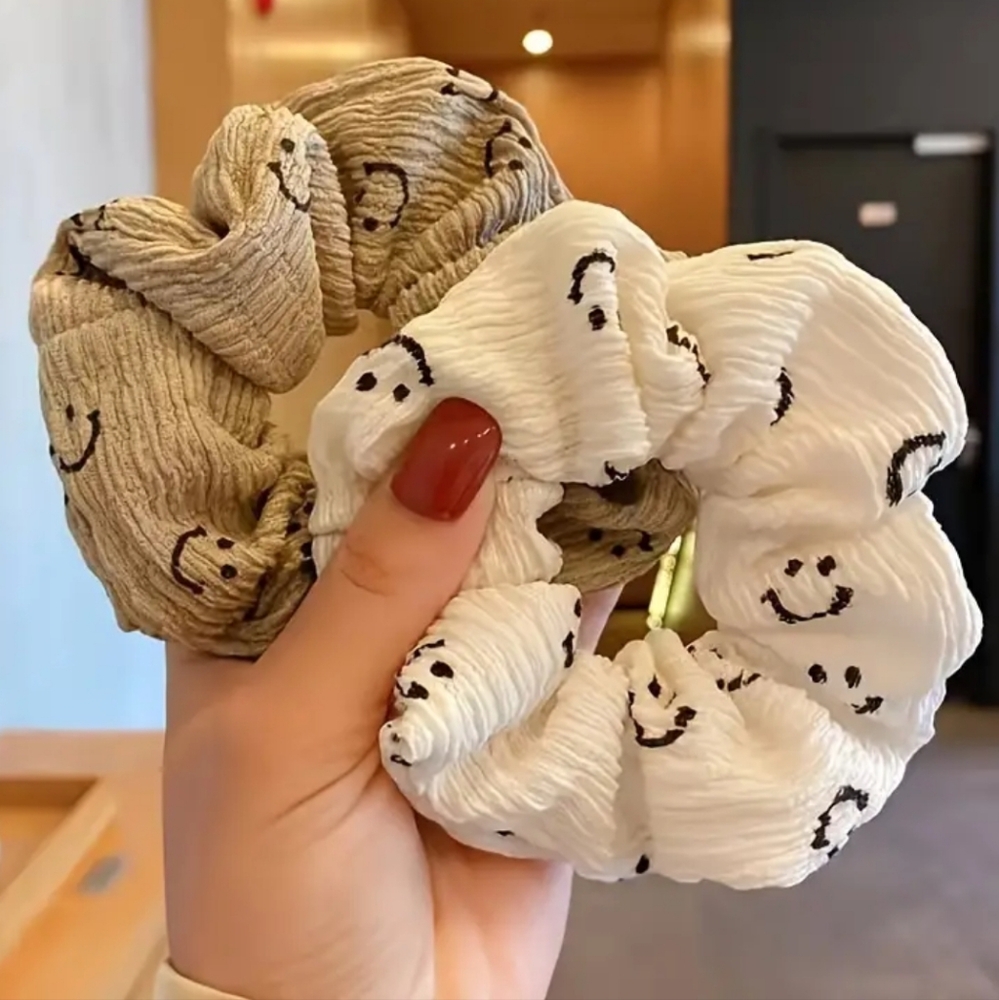 Set of Smiley Face Pattern Scrunchies,you will get 2 Scrunchies 🌸🌸🌸🌸🌸
